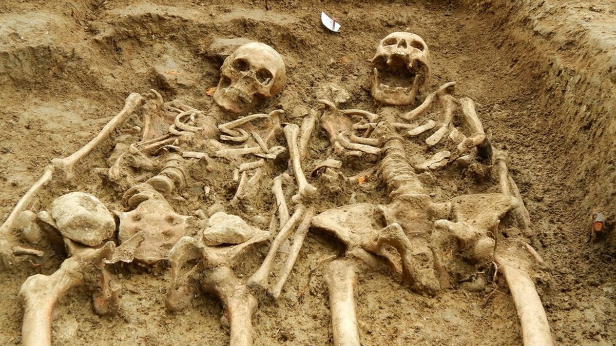 Här är paret som hållit handen i 700 år